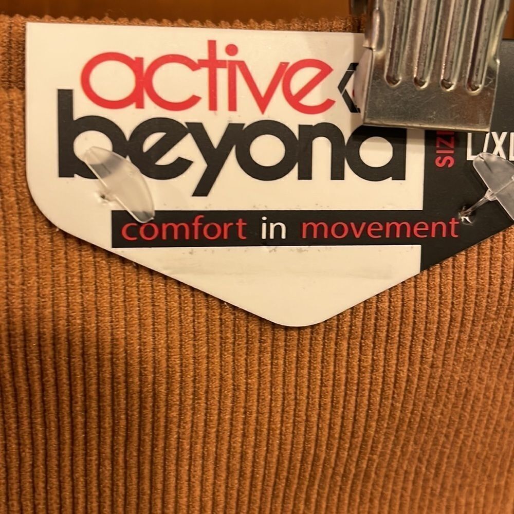 𝅺NWT Beyond Active shorts in the color rosebud. - Picture 7 of 9